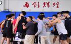 醒覺(jué)聞噩訊，遼籃雙劫臨。季后賽備戰(zhàn)急，楊鳴需足備。