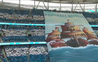 大連球迷巨型Tifo“足球復(fù)興”震撼梭魚灣球場！