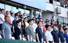 南京市長(zhǎng)淮安書(shū)記觀“蘇超”，鎮(zhèn)江市長(zhǎng)探視球員。
