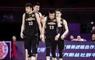 遼籃舊將業(yè)余賽沖突，怒視對手，多人勸解。