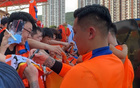 泰山球迷日王大雷受追捧，尖叫爆表