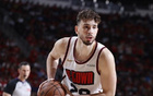 斯通：申京年少即顯實力，18歲土耳其MVP，潛力早現(xiàn)。
