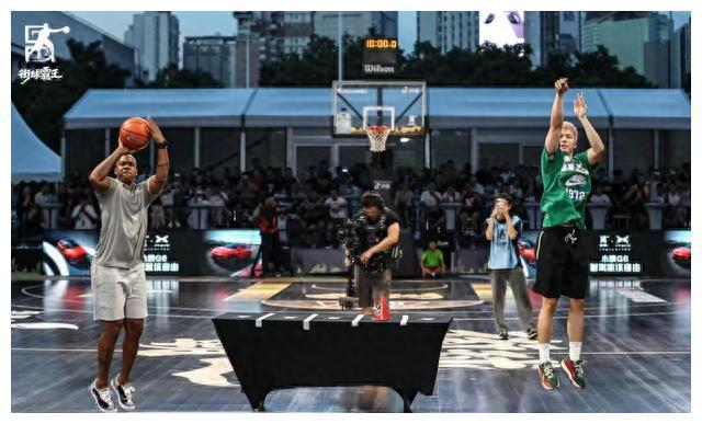 NBA歷史三分榜是指在NBA賽場(chǎng)上球員所命中的所有三分總和，只計(jì)算常規(guī)賽的三分球命中數(shù)，不包括季前賽、季后賽、夏季聯(lián)賽和全明星賽的三分球命中數(shù)。更新至2017-2018賽季常規(guī)賽2018年4月12日(北京時(shí)間)比賽結(jié)束。